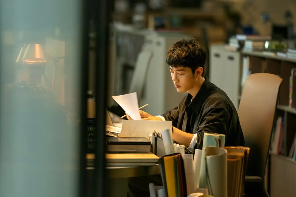 Founderzy analizują dashboard KPI i omawiają decyzje na podstawie danych